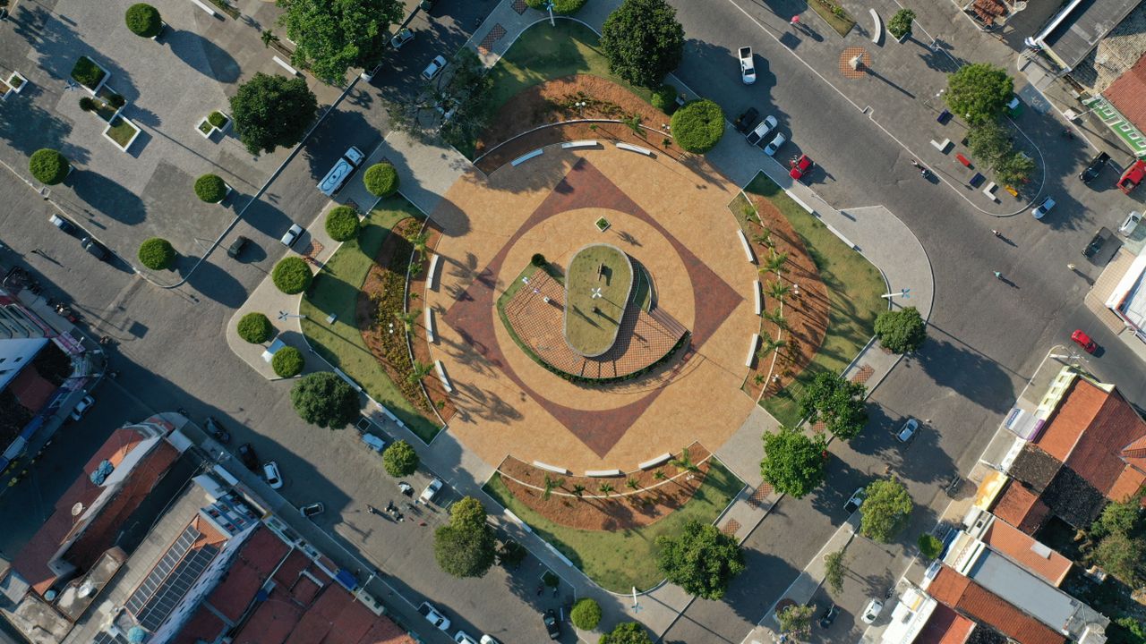 A stunning aerial view of the circular park in Monte Santo, showcasing urban layout and greenery.